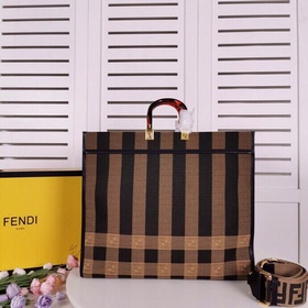 Специальный материал для сумки-тоут FENDI, представленной на пока
