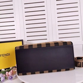 Специальный материал для сумки-тоут FENDI, представленной на пока