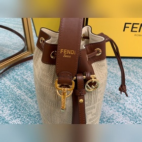 FENDI  Классическая уникальная сумка-бакет с вышитым логотипом F