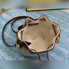 FENDI  Классическая уникальная сумка-бакет с вышитым логотипом F