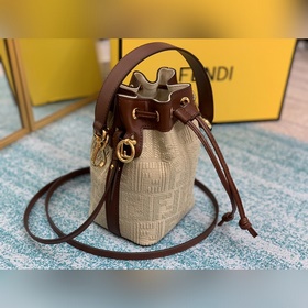 FENDI  Классическая уникальная сумка-бакет с вышитым логотипом F