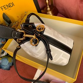 Новая сумка FENDI Сумка с шнурком и фирменным логотипом. Внутренн