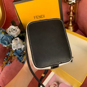 Новая сумка FENDI Сумка с шнурком и фирменным логотипом. Внутренн