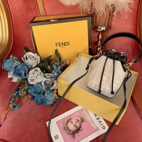 Новая сумка FENDI Сумка с шнурком и фирменным логотипом. Внутренн