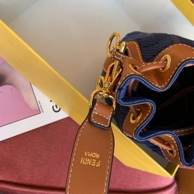 Новая сумка FENDI в форме ведерка С шнурком и фирменными деталями