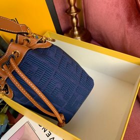 Новая сумка FENDI в форме ведерка С шнурком и фирменными деталями