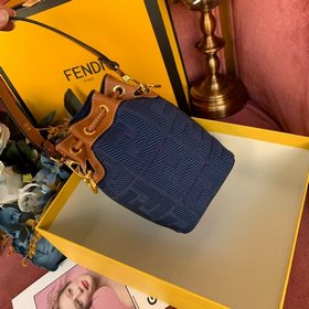 Новая сумка FENDI в форме ведерка С шнурком и фирменными деталями