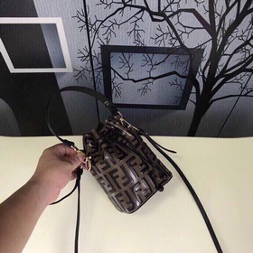 FENDI Мини-сумка с тисненым логотипом «F» из кожи бычка. Вакуумн