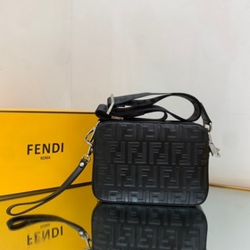 FENDI Незаменимый аксессуар для каждого. Камера с лаконичным диз