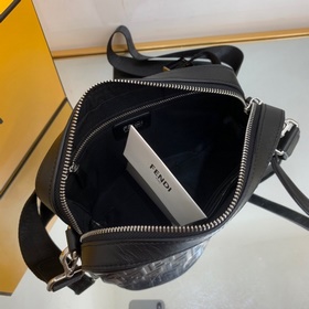 FENDI Незаменимый аксессуар для каждого. Камера с лаконичным диз