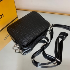 FENDI Незаменимый аксессуар для каждого. Камера с лаконичным диз