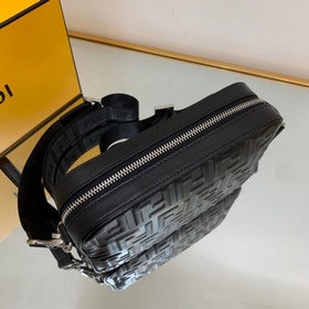 FENDI Незаменимый аксессуар для каждого. Камера с лаконичным диз