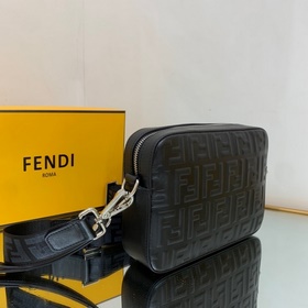 FENDI Незаменимый аксессуар для каждого. Камера с лаконичным диз