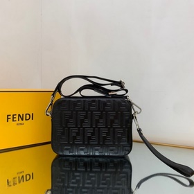 FENDI Незаменимый аксессуар для каждого. Камера с лаконичным диз