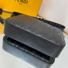 FENDI Незаменимый аксессуар для каждого. Камера с лаконичным диз