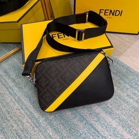 Компактная сумка FENDI через плечо с застежкой-молнией Регулируем