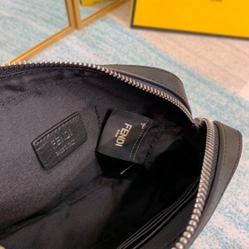 Компактная сумка FENDI через плечо с застежкой-молнией Регулируем
