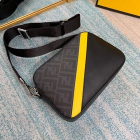 Компактная сумка FENDI через плечо с застежкой-молнией Регулируем