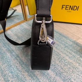 Компактная сумка FENDI через плечо с застежкой-молнией Регулируем