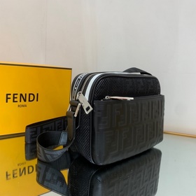 FENDI Фотосумка с лаконичным дизайном. Классическая сетка в соче