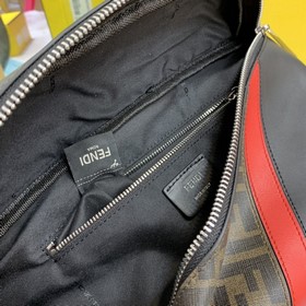 FENDI Сумка на грудь с логотипом Очень стильное сочетание цветов