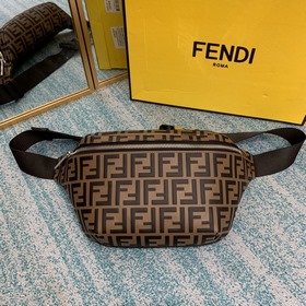 FENDI Сумка на грудь из кожи с тисненым логотипом Очень стильное