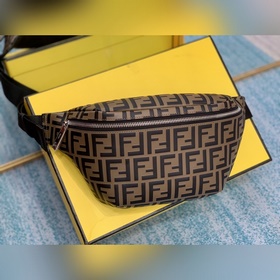 FENDI Сумка на грудь из кожи с тисненым логотипом Очень стильное