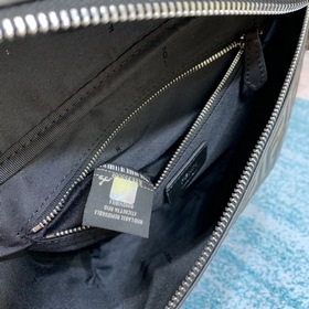 FENDI Сумка на грудь из кожи с тисненым логотипом Очень стильное 