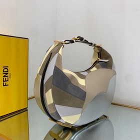 FENDI  Большая сумка в форме полумесяца, изготовленная вручную 