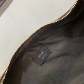 FENDI  Большая сумка в форме полумесяца, изготовленная вручную 