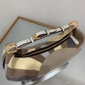 FENDI  Большая сумка в форме полумесяца, изготовленная вручную 