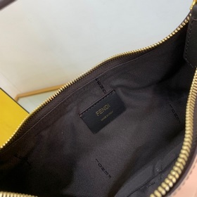 FENDI  Маленькая сумка в форме полумесяца, изготовленная вручную