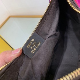 FENDI  Маленькая сумка в форме полумесяца, изготовленная вручную