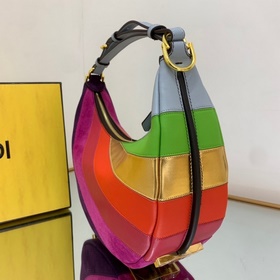 FENDI  Маленькая сумка в форме полумесяца, изготовленная вручную