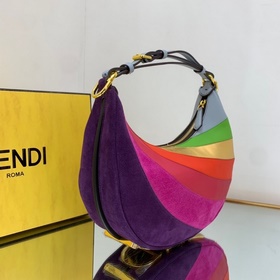 FENDI  Маленькая сумка в форме полумесяца, изготовленная вручную