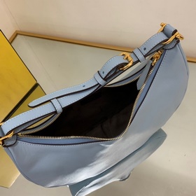 FENDI Сумка New Moon из мягкой кожи серебристого цвета При ношен