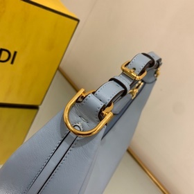 FENDI Сумка New Moon из мягкой кожи серебристого цвета При ношен
