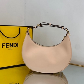FENDI  Сумка в форме полумесяца из мягкой кожи розового цвета Пр