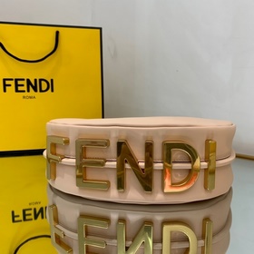FENDI  Сумка в форме полумесяца из мягкой кожи розового цвета Пр