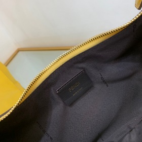 FENDI Сумка в форме полумесяца из мягкой кожи розового цвета При