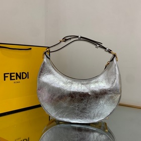FENDI Сумка New Moon из мягкой кожи серебристого цвета При ношен