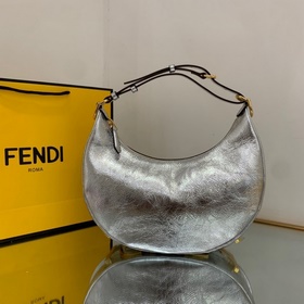 FENDI Сумка New Moon из мягкой кожи серебристого цвета При ношен