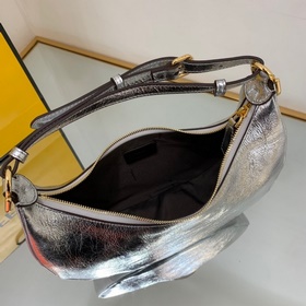 FENDI Сумка New Moon из мягкой кожи серебристого цвета При ношен