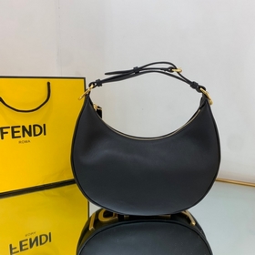 FENDI Сумка New Moon из мягкой черной кожи При ношении под мышко