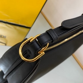 FENDI Сумка New Moon из мягкой черной кожи При ношении под мышко