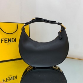 FENDI Сумка New Moon из мягкой черной кожи При ношении под мышко