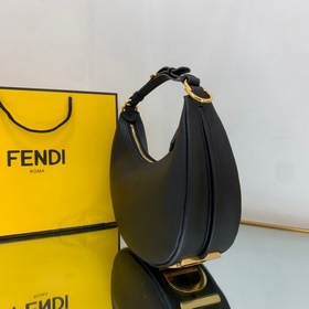 FENDI Сумка New Moon из мягкой черной кожи При ношении под мышко