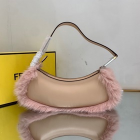 Новейшая сумка FENDI под мышкой  Строгий крой идеальная форма по