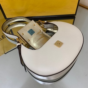 FENDI Мини-сумка в форме полумесяца, изготовлена из черной кожи 