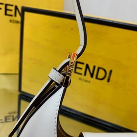 FENDI Мини-сумка в форме полумесяца, изготовлена из черной кожи 
